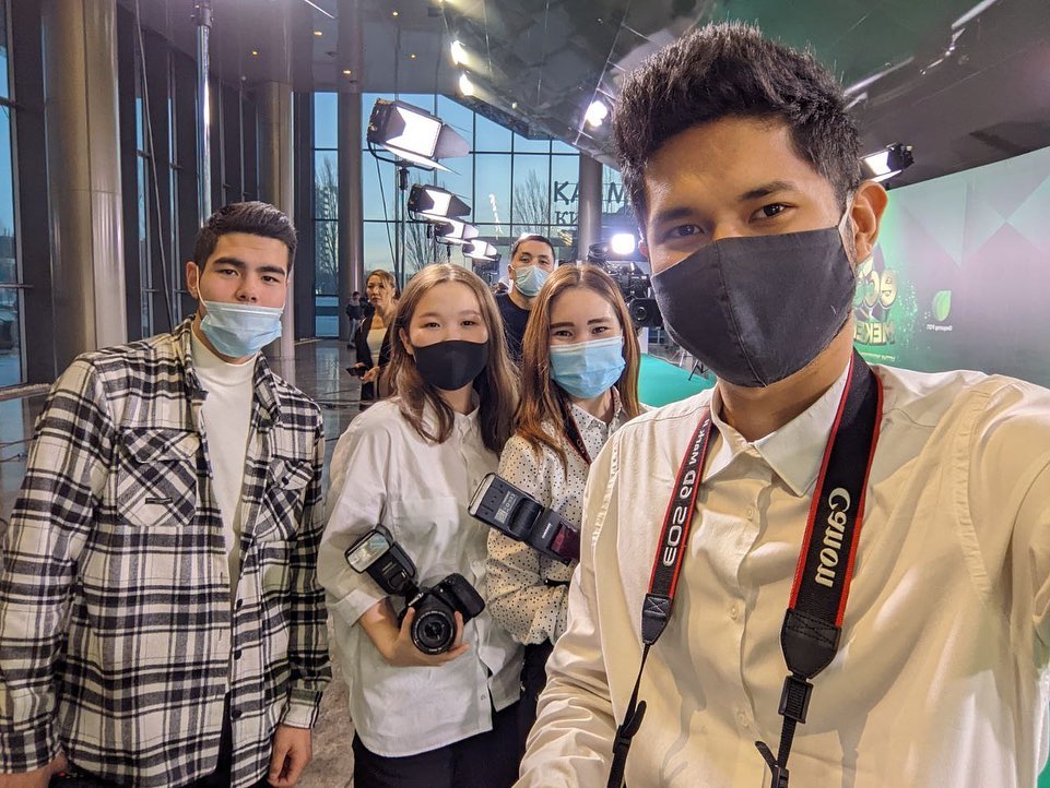 Photo of Giulia posing, with her camera as a sling on her shoulder
